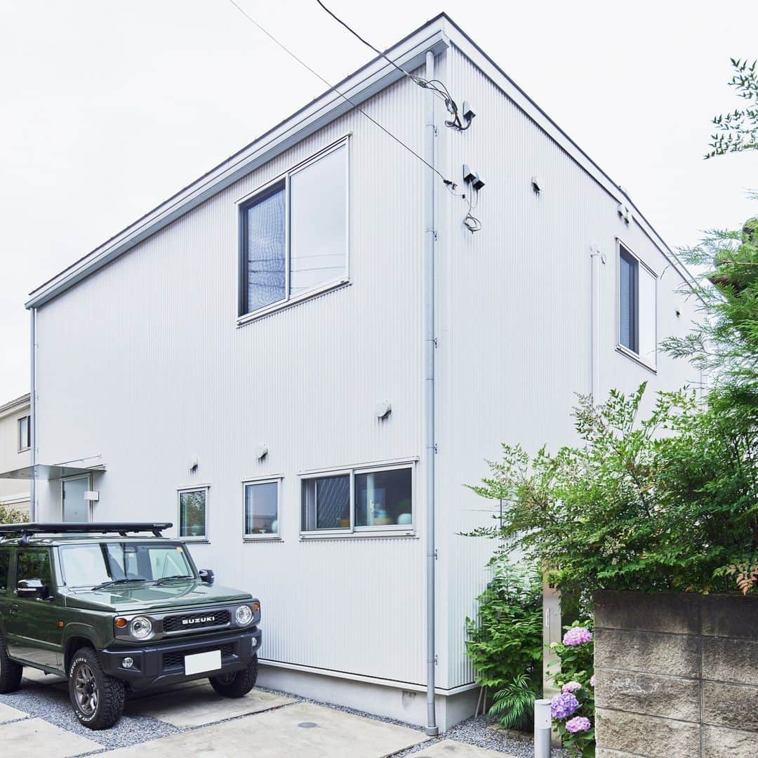 無印良品の家さんのインスタグラム写真 - (無印良品の家Instagram)「【住まいの実例】 ご住所：東京都調布市 竣工年月：2017年08月 延床面積：99.36m²  「一室空間の開放感を確保するために、間仕切りを極力減らし、ライフスタイルの変化に合わせて間取りを自由に変えられる可変性を確保するため、2階には、将来子ども部屋にできるようなフリースペースを設けました。収納スペースには引き戸をつけて、すっきりとした見た目になるようにもしました」。  その他にも、キッチンから床材の素材選びまで、お互いの好みや考えが反映されています。  「一年中心地よい環境で過ごせる性能の高さは、想像以上でした。日本の多湿な環境は苦手なのですが、この家にいると湿度や温度に関してストレスを感じることはありません」と語るご主人に奥様も言葉を継ぎます。「一年を通して結露しないところにも、断熱性能の高さを実感しています。床暖房を入れるかどうか悩みましたが、なくても十分快適に過ごせますね。その他にも、清潔感を保つためにバスルームにあえて棚を設けないなど、悩みながら決めていったところがいくつもありましたが、どれも今では『こうして良かったな』と感じています」  ひときわ手をかけた音響設備も納得のいくものになった、というご夫妻。お子様も含めて、リビングで映像を見たり、料理を楽しんだりする「家でのひととき」を満喫しながら、日々を過ごしています。  「家づくりの時に『どんな感じになるかな』と、いろいろ想像してはいましたが、この住み心地のよさは想定を大きく上回りました。無印良品の製品全般の特長にも通じると思いますが、暮らし続けていくうちに、この家の真価がじんわり伝わってきているように感じています。『木の家』にして良かったと思っています」  ご夫妻はそう語ってくれました。  2021.8.3公開住まいの実例『住み続けていくことで、真価がじんわり伝わってきています』より  詳しくはプロフィールハイライトか、「無印良品の家」HPをご覧ください。  @mujihouse」12月2日 22時30分 - mujihouse