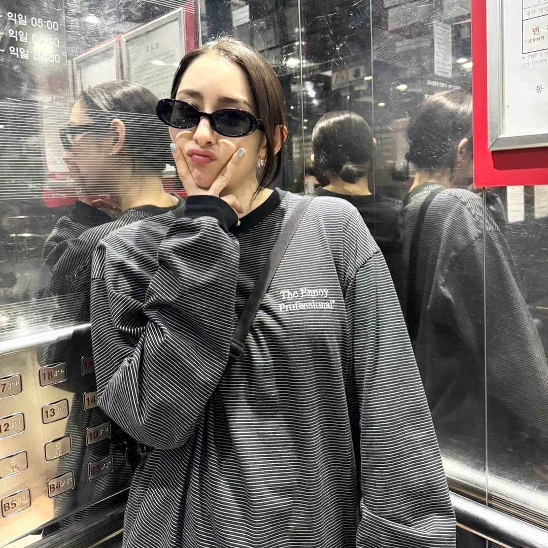 早見あかりのインスタグラム：「_ 今年もラスト1ヶ月！ 12月いぇーいぴーすぴーす😎」
