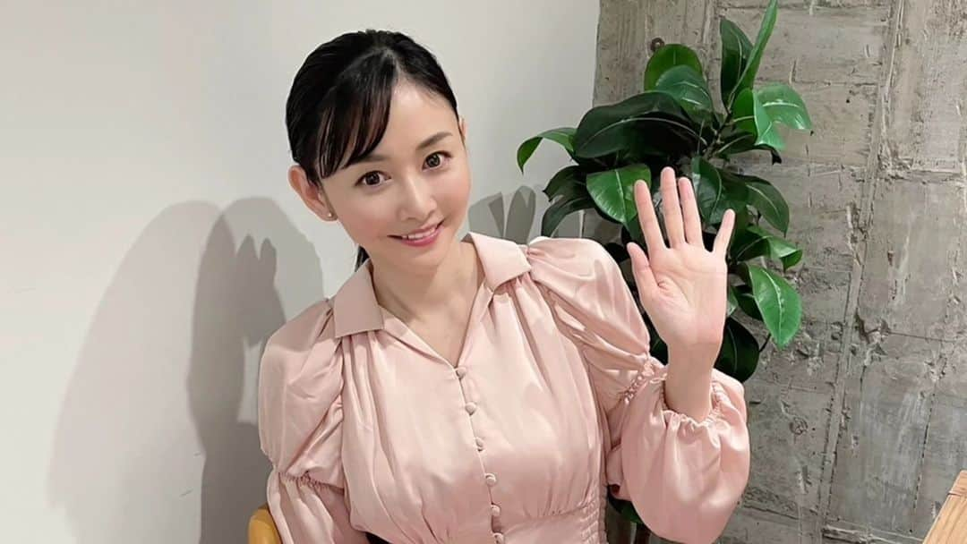 杉原杏璃のインスタグラム：「杉原杏璃オンラインサロン 【Polish】  🎉1年ぶり募集告知2023🎉  DMMオンラインサロンで行なっている  【杉原杏璃オンラインサロン〜Polish〜】  無料説明会　開催決定❗  是非この機会にPolishメンバーとなり、資産運用を一緒に学びコミュニケーションを楽しみましょう🎶  ※ リンクはプロフィールのストーリーハイライトに付けてあります♡ ①⏰12月8日(金)20:00～21:00 　↳https://form.os7.biz/f/e7ae1573/ 杉原杏璃オンラインサロン無料説明会【2023年12月8日】  ②⏰12月23日(土)13:00～14:00 　↳https://form.os7.biz/f/352c11f5/ 杉原杏璃オンラインサロン無料説明会【2023年12月23日】  只今、期間限定で  オンランサロン✿Polishにご入会いただいた方へ  特別なクリスマスプレゼント🎄🎁もご用意していますので  是非、12/8と12/23 オンラインでの無料説明会ご視聴ください☺️  ーーーーーーーーーーーーーーー  杉原杏璃の資産運用ルーム【Polish】  株や投資信託、不動産投資、FX、仮想通貨などの投資にまつわる講義動画があったり  記事を週3、4回書いて載せていたり✏︎....  月に2回オンラインでの勉強会があったり  個別銘柄の理論株価が算出できたり....  資産運用に興味のある方は是非、Polishメンバーとしてコミュニケーションを楽しみながら一緒に学んでいきましょう😉 ⬇︎⬇︎ https://lounge.dmm.com/detail/5374/  #杉原杏璃 #sugiharaanri #anrisugihara #Japanese#girl #グラビア #グラドル#glamor #gravure #hot #asian #資産運用 #株式投資 #投資信託 #マネー #オンラインサロン #Polish #DMMオンラインサロン #無料説明会  #不動産投資 #仮想通貨 #暗号資産」