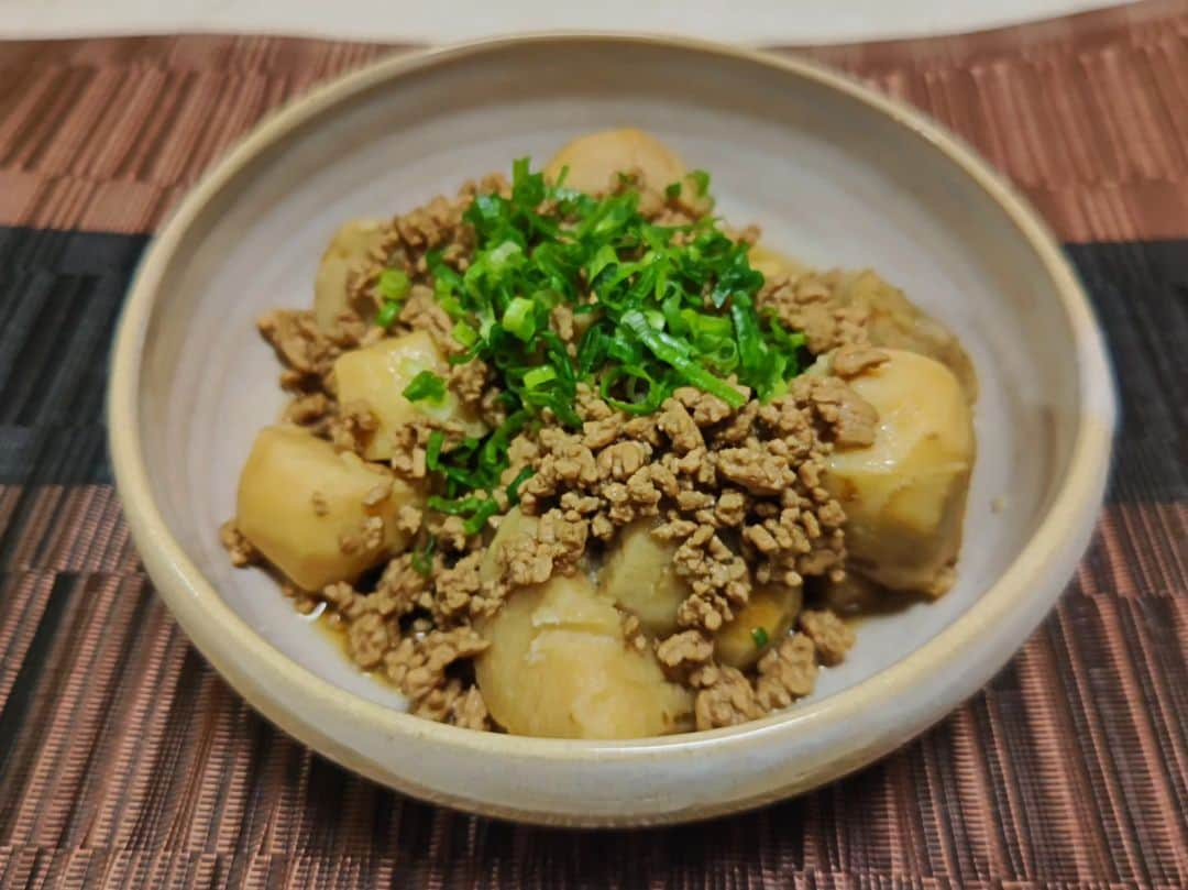 中田有紀のインスタグラム：「海老芋のそぼろ煮🥢 たくさんいただいたのですが、調理前にお芋の写真を撮り忘れ残ったの3個😅 里芋と似てねっとりおいしい✨ どう違うのかと思って調べたら、海老芋の方がやわらかくて煮崩れしないそうです😊 #海老芋 #そぼろ煮」