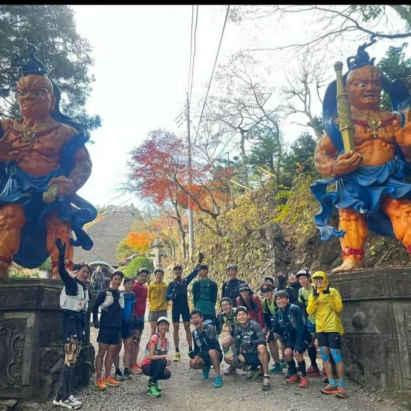 鏑木毅さんのインスタグラム写真 - (鏑木毅Instagram)「チーム100マイルメンバーと久々の奥武蔵50kmロングトレイル。そして土井くんも関西から来てくれました。ラビットチームだけにレベルが高かったです。きっと土井さんを意識したのかな…。ほぼ登り走り続けているのに離されるというこのレベル感、先週の疲れとコロナワクチンの副作用なのかかなり苦しみましたが何とか9時間ほどで再び飯能駅へ。さすがに終盤はガッツリとナイトラン。 『最高の練習』とはレースより負担少なく、レース以上の効果を手にいれるものだと思っています。12月2日。間違いなく彼らはこの日誰よりもそれを最も手にいれることが出来たと思います。正直に言えば私は6kmほどサポートカーのお世話になりました。でもこのお陰で2週連続の過剰負荷状態を回避し、身体に良い反応で抑えることが出来たと前向きに考えています。朝の飯能駅、9時間追い込んで夜の飯能駅の対照的な写真が良いですね。 #チーム100マイル #osj湘南クラブハウス #trailrunning #thenorthfacejapan #tnfjp #goldwin #gontex #essサングラス #アスタビータスポーツ #奥武蔵ロングトレイル #トレイルランニング #トレイルラン #tsuyoshikaburaki #thenorthfaceathlete #ザノースフェイス #土井陵」12月2日 22時31分 - tsuyoshikaburaki