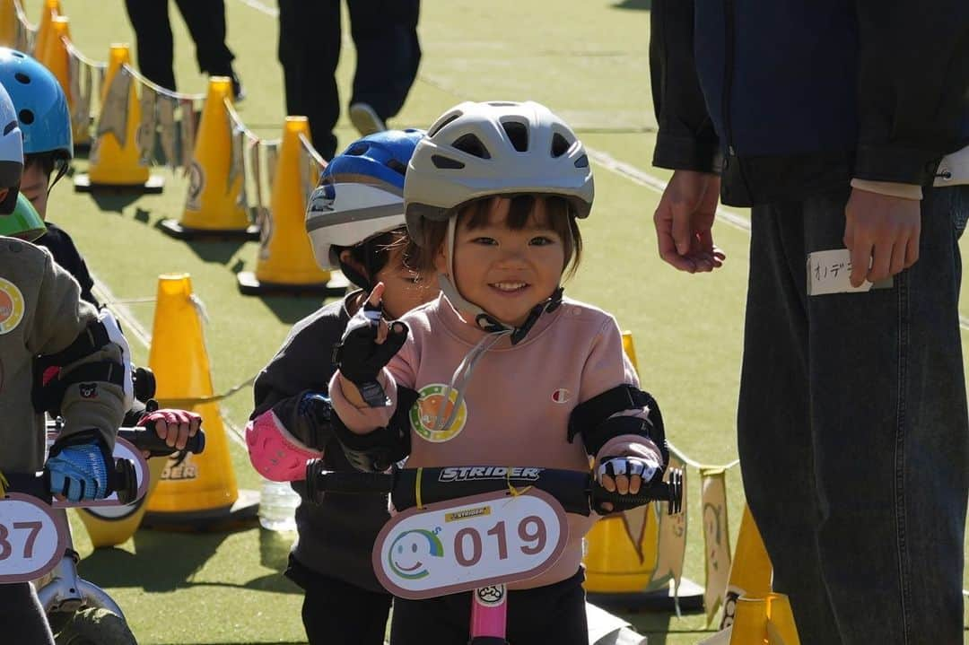 藤田崇寛のインスタグラム：「. 今日は息子がストライダーの大会に出場！ 舞台はなんと味の素スタジアム🏟 これだけ大きな会場で、しかも芝生のピッチのすぐ横で レースができるとは感動でした😌  まだストライダー(自転車のようなもの)を購入して 2ヶ月くらいですが毎日乗って日々成長してきた息子👶 予選レースを見事突破し準決勝に進出！ 決勝には残れませんでしたが人生初の勝負事に 一生懸命に取り組む姿はかっこよかったです！ 朝早くから本当にお疲れさま…！！！  帰りにたまたま立ち寄った国立天文台では イチョウが絶景で素敵でした🍃 天気も最高の1日で、また1つ良い思い出ができました😌」