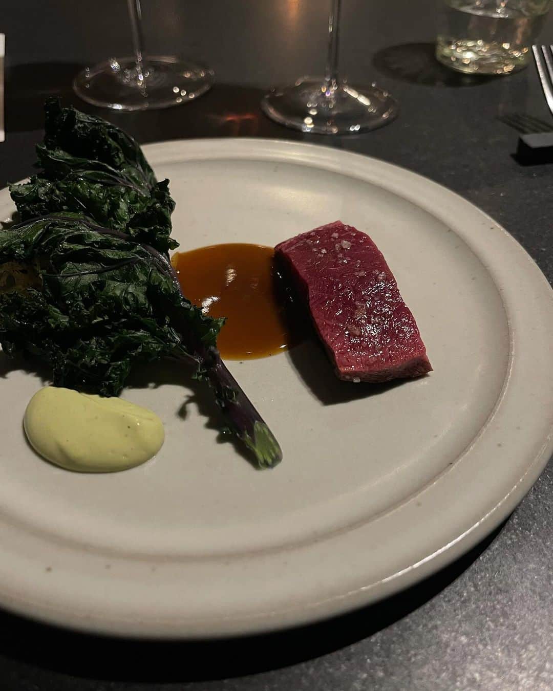 大坪はるらのインスタグラム：「@restaurantkabi   アートなディナーを楽しみながら来年の目標をふつふつと。 無くてはならない時間でした‪‪❤︎‬  この日はお気に入りの赤ワインに出逢えたり ひと足早く白子をいただき、冬を感じれたり。 贅沢なひとときでした。  またあの赤ワインと蝦夷鹿を食べたいっ♡」