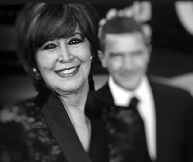 アントニオ・バンデラスのインスタグラム：「Cae el telón para la gran Concha Velasco. Nos levantamos para darle un aplauso emocionado, la ovación a toda una vida de amor a su profesión.  Gracias.」