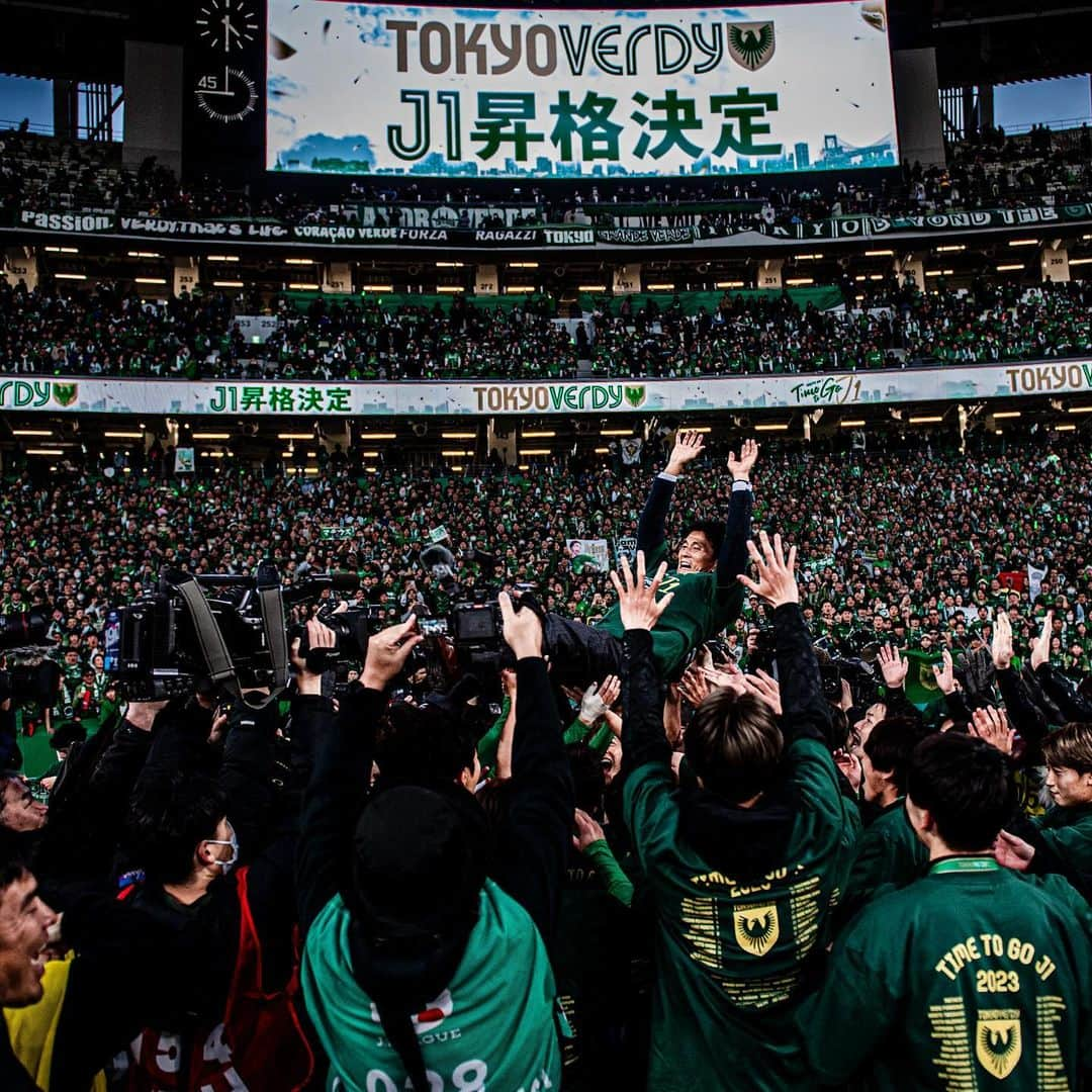 東京ヴェルディのインスタグラム：「胴上げ！  #verdy #timetogoJ1 PHOTO @atsushikondo_photo」