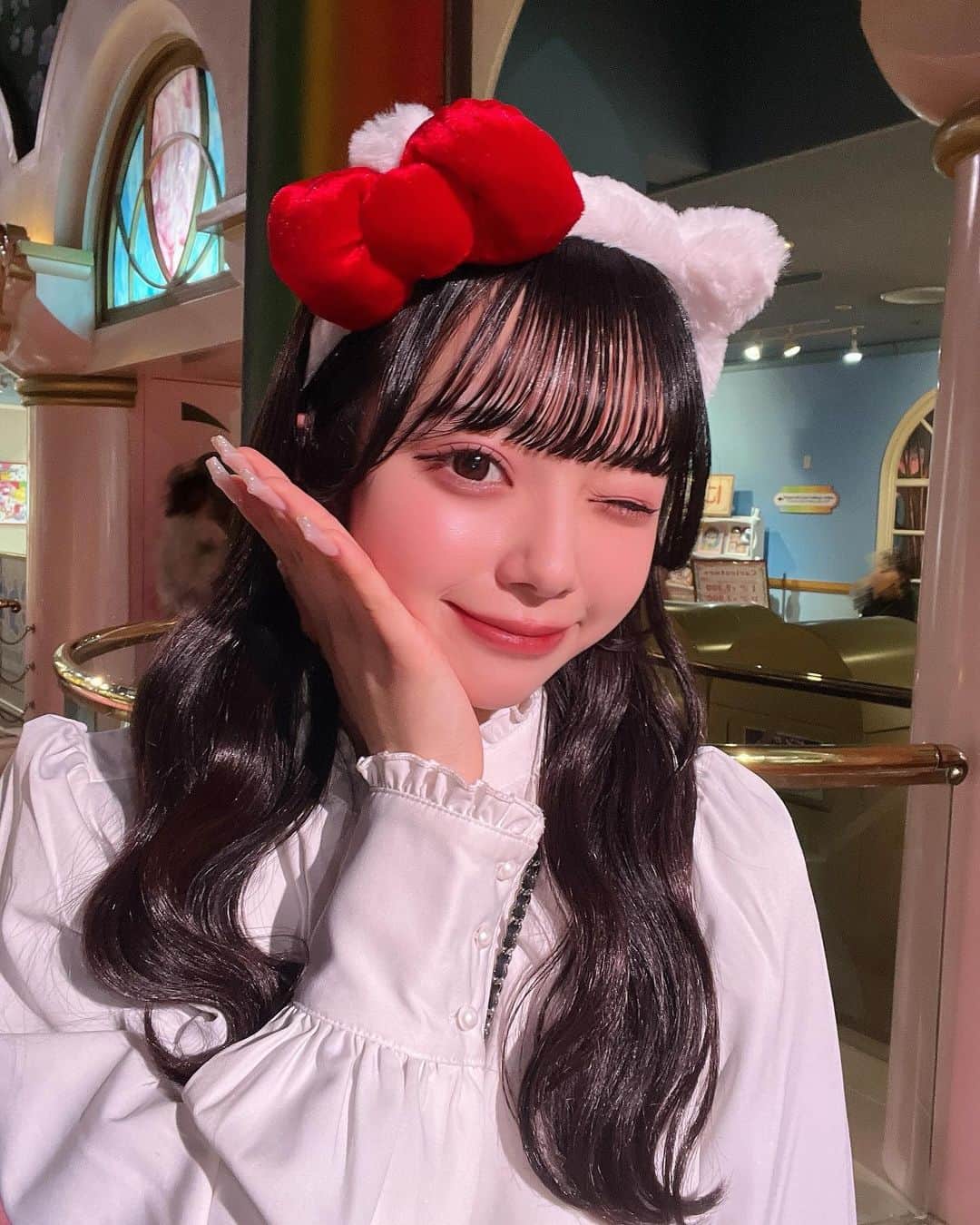 増田彩乃さんのインスタグラム写真 - (増田彩乃Instagram)「.  人生初めてのピューロランドへ〜！ どの空間も可愛すぎて幸せでした♡  カチューシャは迷いに迷って 、、 キティーちゃんにしました !! 🐱🎀  皆さんの好きなサンリオさんの キャラクタｰはどの子ですか？？」12月2日 22時40分 - m_ayano26