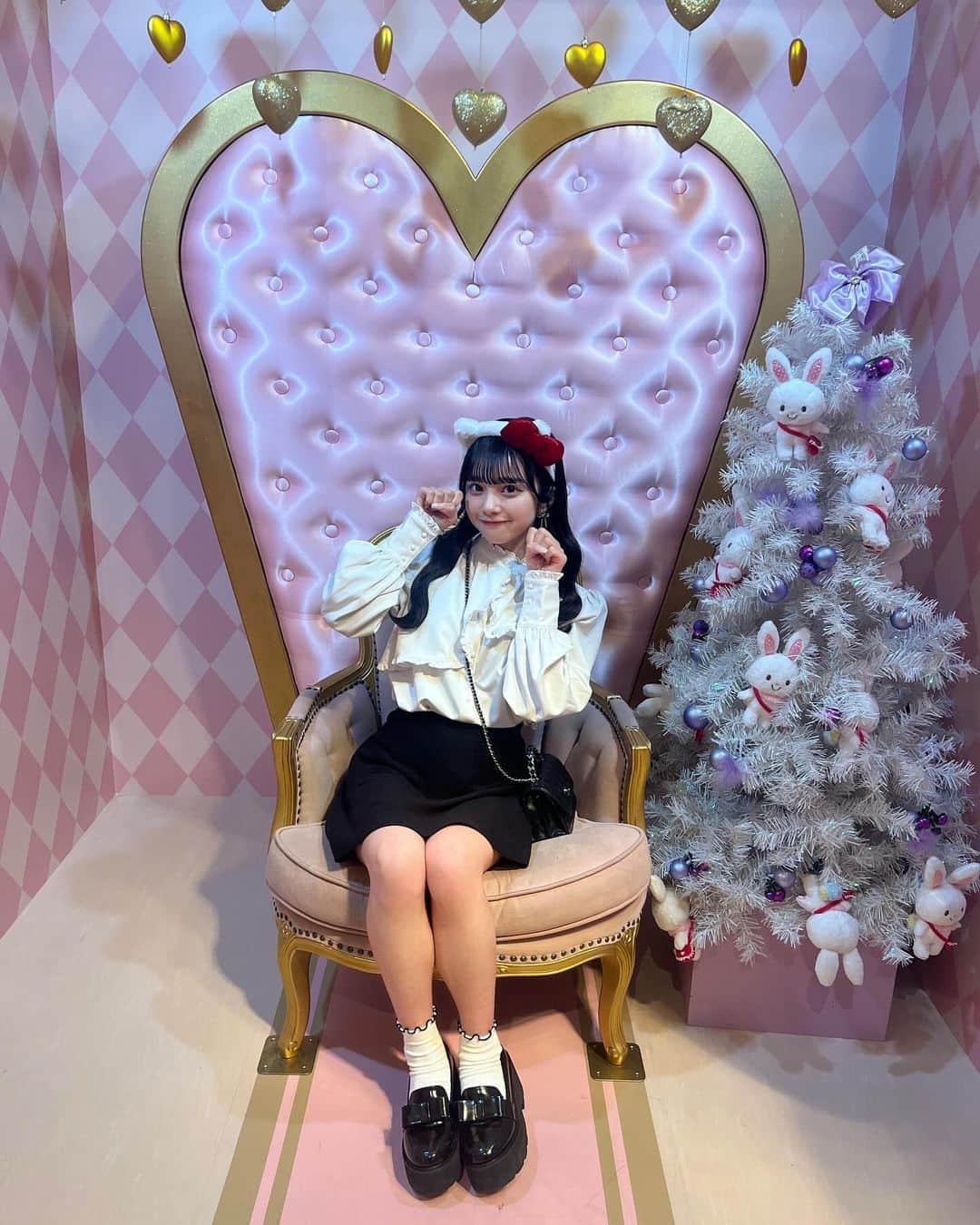 増田彩乃さんのインスタグラム写真 - (増田彩乃Instagram)「.  人生初めてのピューロランドへ〜！ どの空間も可愛すぎて幸せでした♡  カチューシャは迷いに迷って 、、 キティーちゃんにしました !! 🐱🎀  皆さんの好きなサンリオさんの キャラクタｰはどの子ですか？？」12月2日 22時40分 - m_ayano26