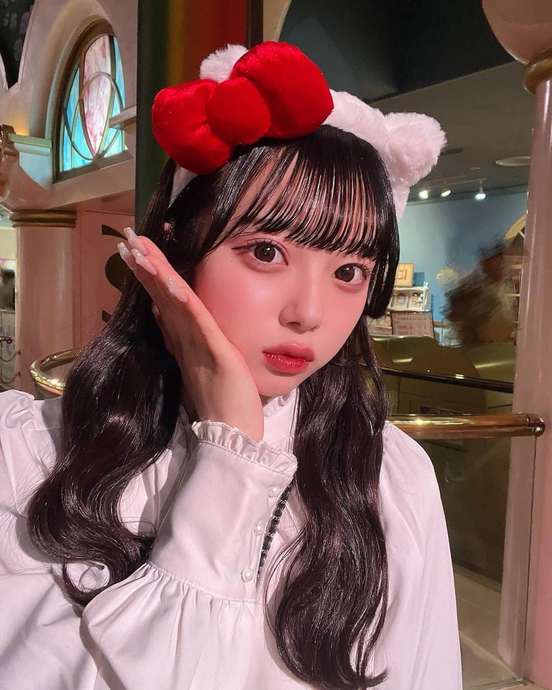 増田彩乃さんのインスタグラム写真 - (増田彩乃Instagram)「.  人生初めてのピューロランドへ〜！ どの空間も可愛すぎて幸せでした♡  カチューシャは迷いに迷って 、、 キティーちゃんにしました !! 🐱🎀  皆さんの好きなサンリオさんの キャラクタｰはどの子ですか？？」12月2日 22時40分 - m_ayano26