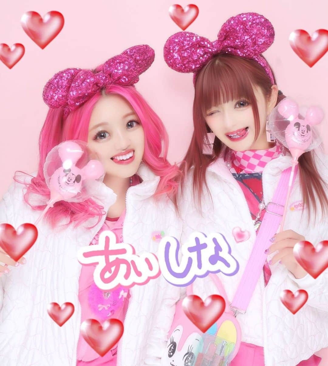 のインスタグラム：「あぃしなディズニー🌷💜🐟💓  1枚目: 私が落書きしたプリ 2枚目:あぃりが落書きしたプリ 3枚目:何年か前に決めたあぃしなポーズw  8枚目の動画: 後ろのパレードとあぃりを撮ってるだけなのに1発芸しないといけないみたいに勝手に思ってるあぃりさん」