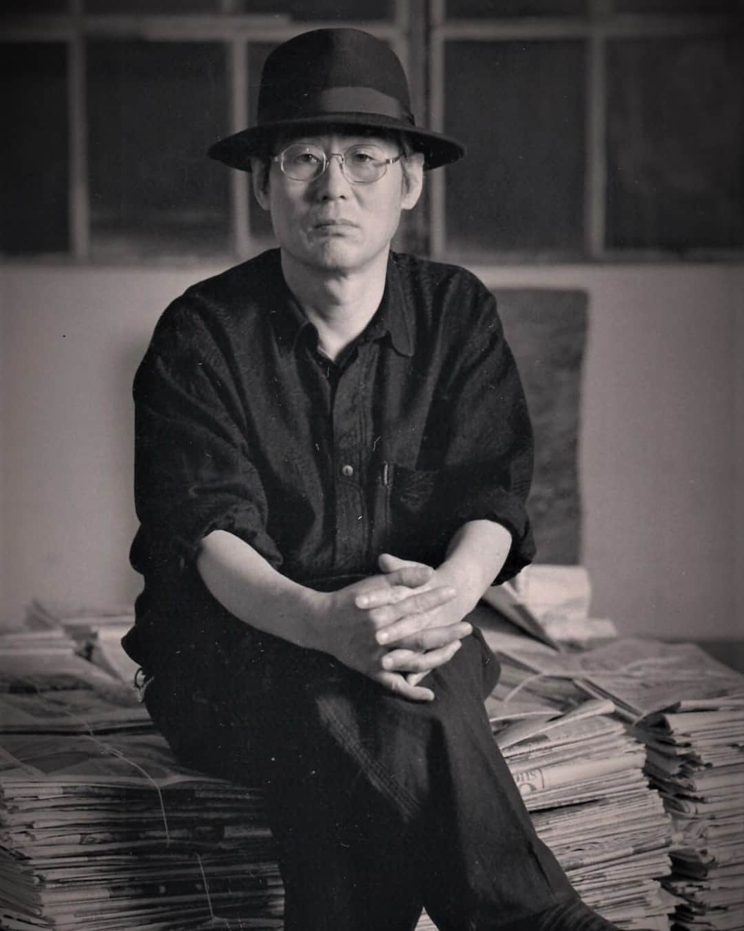グッゲンハイム美術館のインスタグラム：「"The audience’s experience of 'From Creation to Extinction' changes depending on the performance location and environment. The work’s meaning also mutates with each iteration according to the performers’ actions. I am very curious about how people will react to the performance in New York. Which poems should be read? How will these be read and by what type of a performer? I hope the audience at the Guggenheim can generate a new meaning for this enactment of the performance." —Kim Kulim  "생성과 소멸작품은 지역과 장소와 환경에 따라 관객들은 그 느낌이 달라질 수 있으며 또한 출연자의 행위에 의해서도 처음과 2번. 3번. 여러 번 실연했을 때와의 의미는 변할 수 도있는 퍼포먼스 이다. 나는 이 작품을 통해 눈 앞에 드러난 결과로서의 현상만이 아닌 과정과 결과. 그리고 현상과 시간이 지나간 뒤 그 흔적을 기억 속에서 새로움으로 재탄생 시키고자 한다. 뉴욕이라는큰 도시에서 이루어짐으로 해서 어떠한 반응이 나올지 나 자신도 무척 궁금하다. 어떠한 시를 선택할지. 어떠한 사람이 어떤 방식으로 시를 읊을지? 이번 퍼포먼스가 관객들로 하여금 새로운 의미를 부여해 주었으면 하는 바램이다." —Kim Kulim  #ExperimentalArtInKorea ... See Kim Kulim’s "From Creation to Extinction" at the Guggenheim today December 2 at 2 pm. Free with museum admission. First come, first served. No advance registration is required. To join, meet in the exhibition gallery on Tower Level 2.  📷: Kim Kulim. Photo: Courtesy of the artist.」