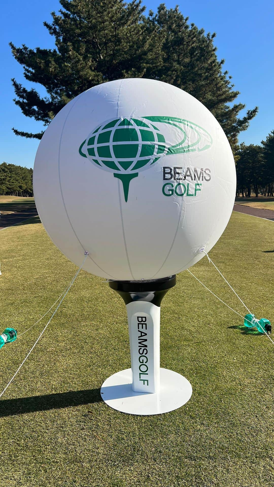 勝又優美のインスタグラム：「BEAMS GOLF CUP 2023 今年もたくさんのお客様にお越し頂き、とても楽しい一日でした！ ご参加頂いたお客様ありがとうございました！🙇‍♀️ BEAMS GOLFスタッフの皆さまもありがとうございました😊 こんなカッコいい動画も出来ててびっくりです😍　  不思議なことにおしゃれなウェアを着るだけで気分が良くなってテンションが上がります😄一瞬で気分を上げることができるって、やっぱりファッション、おしゃれは素晴らしい😍気分が上がるとプレーにも良い影響がありそう！？ 皆さまもぜひBEAMS GOLFの可愛いウェアを来てゴルフに出かけましょう🥰  #beamsgolf  #勝又優美 #pinggolf #ゴルフ #ゴルフ女子 #golf #ゴルフコーデ #ゴルフウェア #ゴルフ女子コーデ #ゴルフレッスン #golfstagram#ゴルフウェアレディース #ゴルフファッション #ゴルフ好き #ファッション #ファッションコーデ #ゴルフスイング#腰痛ゴルファー @beamsgolf」