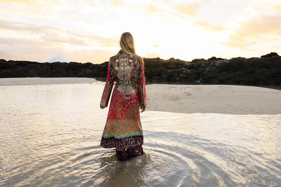 フォルテフォルテさんのインスタグラム写真 - (フォルテフォルテInstagram)「the “leopard in the stars” jacquard unveils the preciousness of a timeless coat, telling a magic story where the sky is tinged with auroral hues, followed by shades of glowing lights and purplish reds. “aurora borealis”: discover our inverno 2023 collection. #forte_forte #aw23 #auroraborealis #inverno #iridescence #dreams #magic #poetic #feminine #fluid #madeinitaly」12月2日 22時45分 - forte_forte