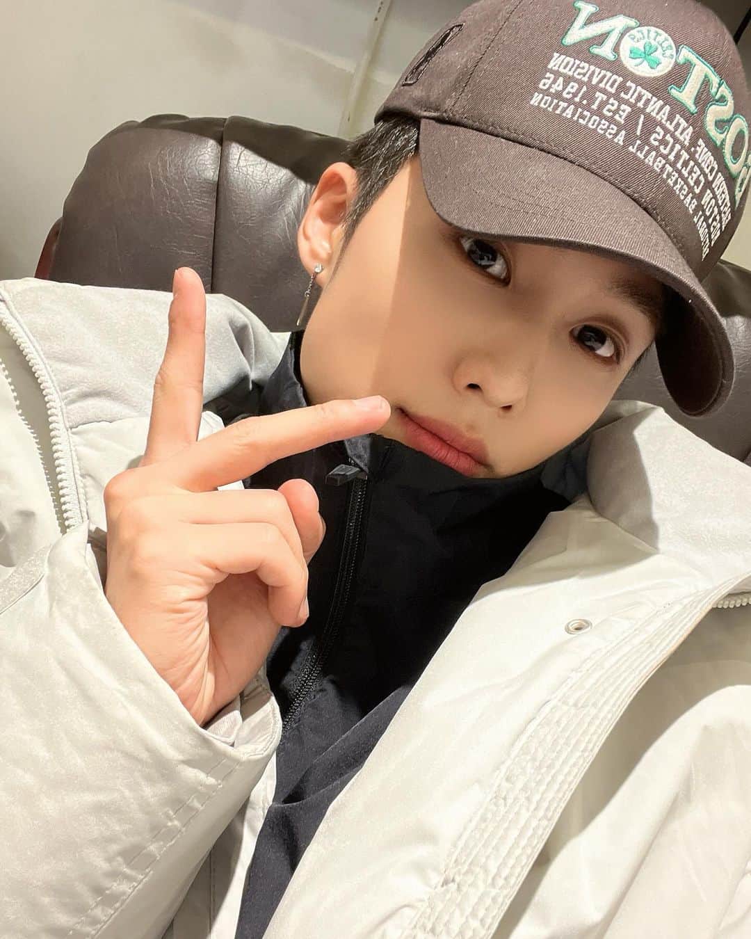 THE BOYZさんのインスタグラム写真 - (THE BOYZInstagram)「더비 소중해❤️ You are precious to me❤️」12月2日 22時47分 - official_theboyz