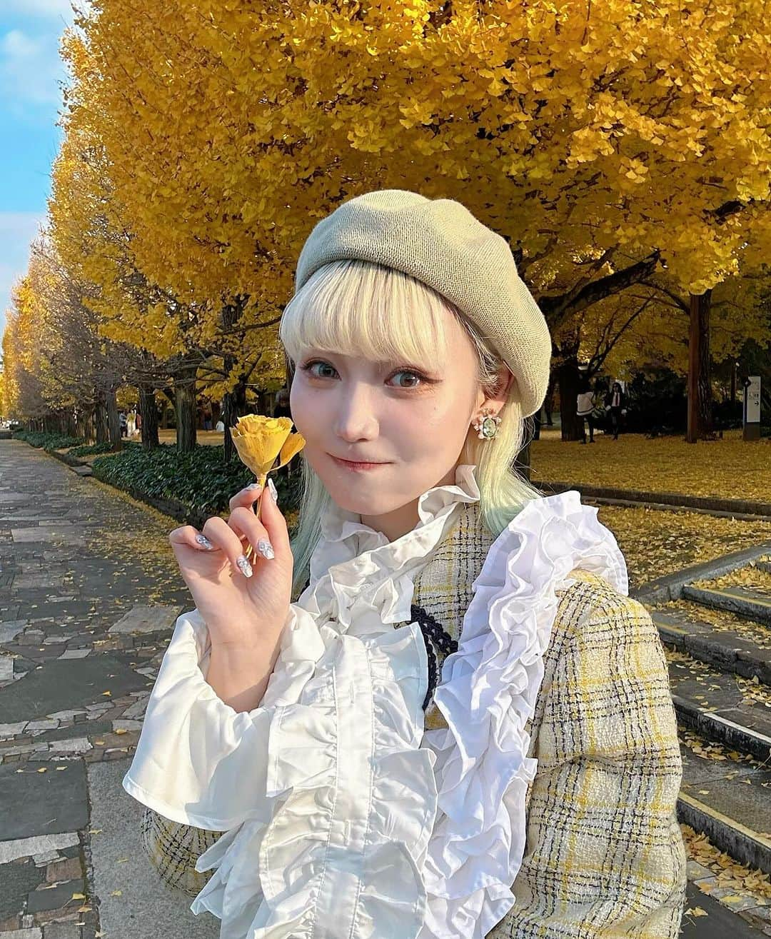 うじたまいさんのインスタグラム写真 - (うじたまいInstagram)「秋、拾いに行った日 ु⁾⁾  紅葉たのしんだのいつぶりだろういつも秋はあっという間にいっちゃうからね🍁  ところで紅葉は枯れてるってこと？ 枯れているとして、 枯れ落ちている葉っぱは弱いってことになるのかしら 日常会話で縁起の悪い言葉として使われるけれど、こんな綺麗に色づく葉のことを悪くは思えないと思ったよ。 綺麗でかっこいいよね  #イチョウ並木 #秋天拍照 #ootd #昭和記念公園 #fyp」12月2日 22時47分 - ujitama0