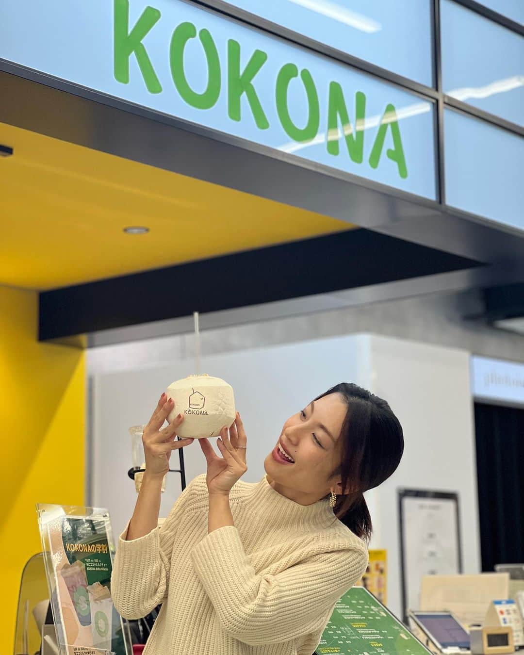 橋本聖子さんのインスタグラム写真 - (橋本聖子Instagram)「新宿で南国気分!?🌴  ココナッツドリンク専門店🥥に行ってきました〜！ココナッツジュース、甘くて優しい味わい。ヤシの実にそのまま入ってるからびっくり✨  ココナッツプリンも美味しかったです🍮  ココナッツって、脂肪を燃焼させる効能もあるらしく、ダイエットに効果抜群なんだって🔥  太りやすい冬にぴったりかもしれない🫶🏻  PR @kokonatokyo #新宿駅グルメ #新宿スイーツ #新宿カフェ #新宿駅カフェ #新宿区カフェ #metokyo」12月2日 22時47分 - _seikohashimoto