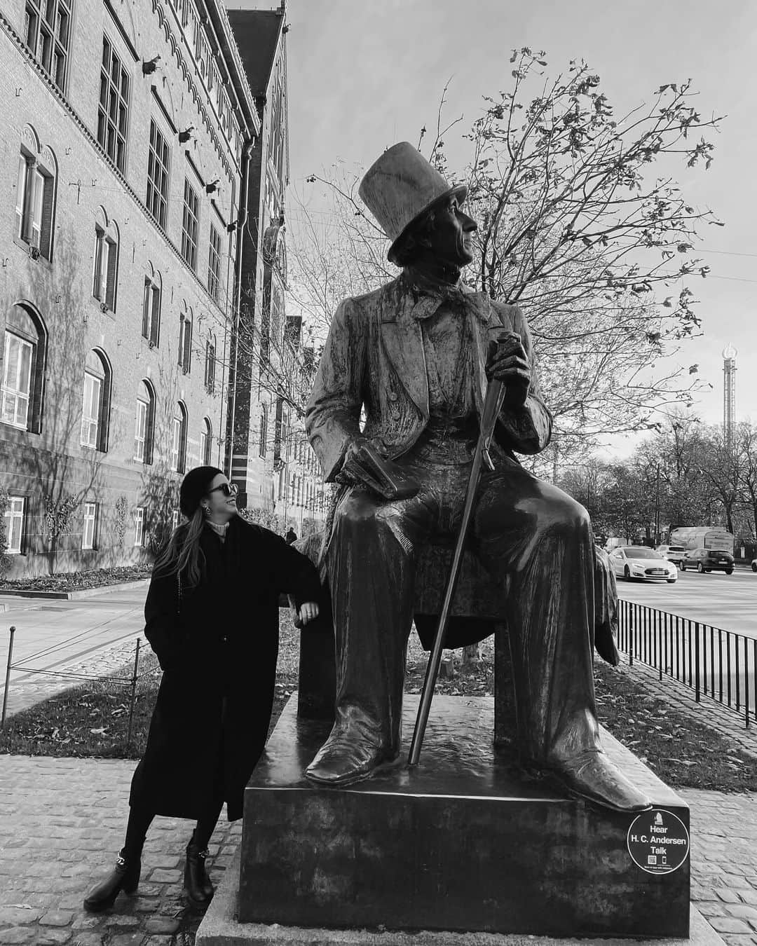 彩希エリナさんのインスタグラム写真 - (彩希エリナInstagram)「Hans Christian Andersen Statue📚  The Ugly Duckling(みにくいアヒルの子)やA Little Match Girl(マッチ売りの少女)などの童話で有名なアンデルセンにご挨拶🖋️  小さい頃、絵本やアニメーションでお世話になってたはず📖✨  #hanschristianandersen #andersen #fairytale #grimmfairytales #denmark #copenhagen #statue #旅 #旅行 #海外旅行 #北欧 #デンマーク #コペンハーゲン #アンデルセン #童話 #グリム童話 #アンデルセン像 #海外旅行記 #旅行コーデ」12月2日 22時49分 - erina_saiki