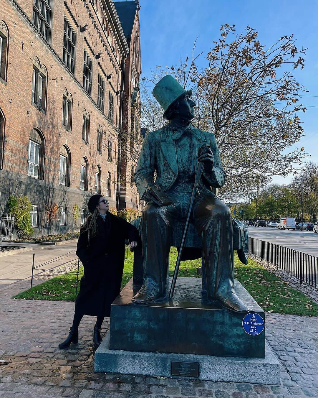 彩希エリナのインスタグラム：「Hans Christian Andersen Statue📚  The Ugly Duckling(みにくいアヒルの子)やA Little Match Girl(マッチ売りの少女)などの童話で有名なアンデルセンにご挨拶🖋️  小さい頃、絵本やアニメーションでお世話になってたはず📖✨  #hanschristianandersen #andersen #fairytale #grimmfairytales #denmark #copenhagen #statue #旅 #旅行 #海外旅行 #北欧 #デンマーク #コペンハーゲン #アンデルセン #童話 #グリム童話 #アンデルセン像 #海外旅行記 #旅行コーデ」