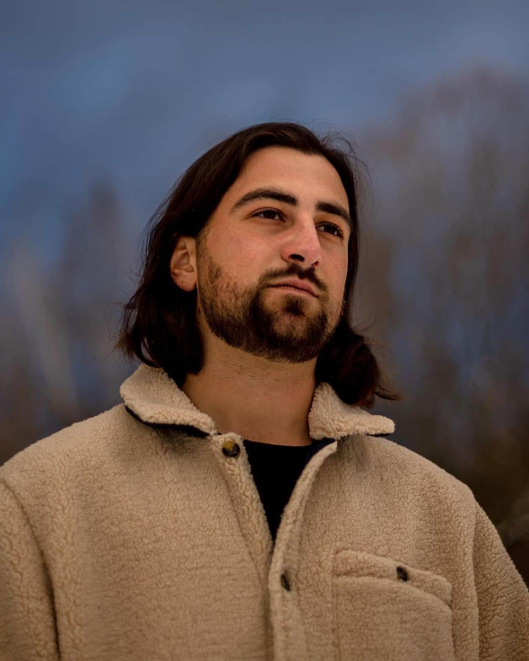New York Times Fashionのインスタグラム：「Eight years after the musician Noah Kahan signed a record deal as a high school senior, his third album, “Stick Season,” has made him the next big thing. It reached No. 1 on the Billboard rock and alternative album charts this year and earned him a Grammy nomination for best new artist. On Saturday, he will make his “Saturday Night Live” debut.  Kahan is so beloved in his home state of Vermont, and New England generally, that people joke that he is bigger than Bernie Sanders. The Maine clothing company L.L. Bean even launched a Stick Season Collection by Noah Kahan, which includes an anorak, a wool shirt and a reversible coat for dogs.  Now, Kahan seems nostalgic for the pre-fame days when he was back home and feeling adrift, making music that connected with others in the same position. “Those were the days, man,” he said in an interview with The New York Times.  Head to the link in the bio to read our full interview with @noahkahanmusic. Photo by @hlswift」