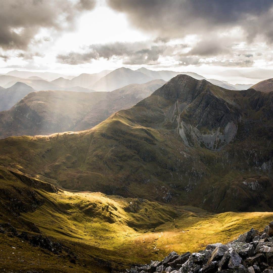 Discoveryのインスタグラム：「Mountain magic. ☀⛰   The sun breaks through over #Scotland's Stob Bàn.  📷: Scott Robertson」