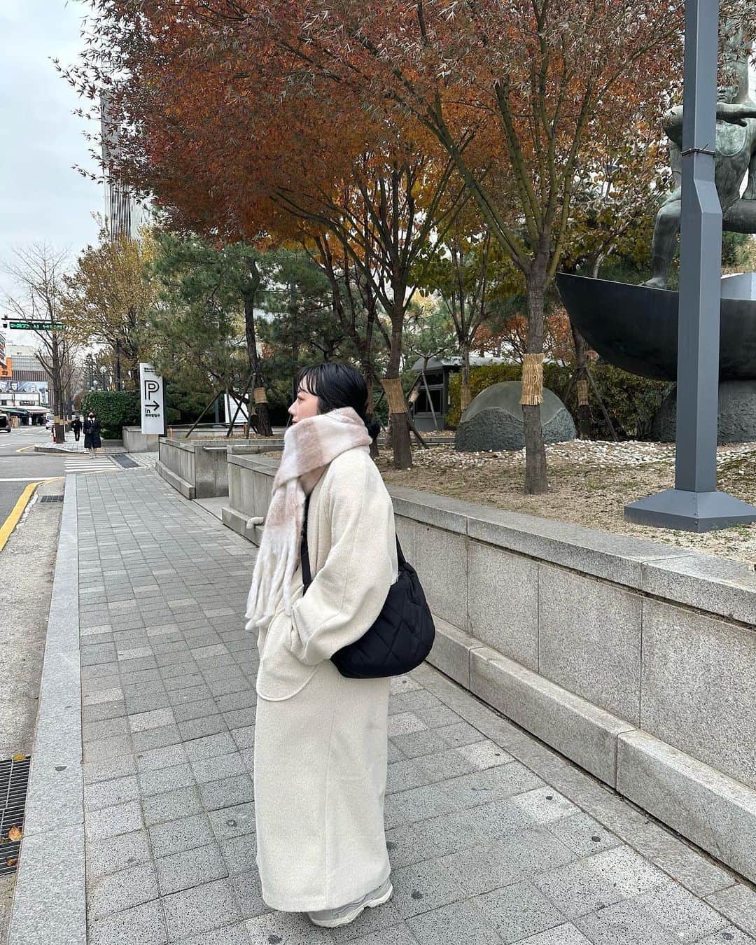 kannnaさんのインスタグラム写真 - (kannnaInstagram)「寒いとロングコートが最高ネ🇰🇷 韓国でもこのキルティングの バックめっちゃ使えた！なんでも入る！(←盛りすぎ) パスポートもペットボトルも 折りたたみ傘とかも入るし使いやすい☺️🙏🏻」12月2日 22時53分 - lg1125k