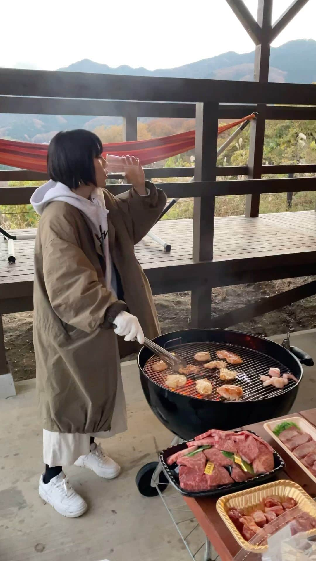 古賀麻里沙のインスタグラム：「みなさんこんばんは🌛 今日も飲んでますか？？酔い子の味方、ビールおねえさん古賀麻里沙です。  今宵のご褒美ールは寒空の下で🍻  自然×ビール×肉＝最高  冬のBBQもいいものですね🍖  #今宵のご褒美ール #ビール #クラフトビール #ビール女子 #ご褒美ール #今宵のご褒美ール  #啤酒 #beer #craftbeer #乾杯 #生ビール #飯テロ #深夜の飯テロ #BBQ」