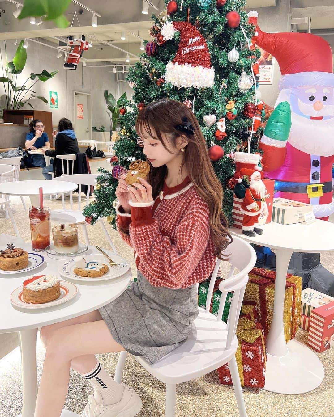 あやちゃんさんのインスタグラム写真 - (あやちゃんInstagram)「おっきいツリーがあるカフェ😍🎄❤️ 店内にツリーやプレゼントボックスがあってめちゃくちゃ可愛かった🎁今月のネイルも見てー💅✨クリスマスネイルだよ🎅🏻 オーナメントとばえるっ📷✩*°  ☕️新大久保から徒歩30秒だったよー！ ここ店内も広かった❤️ @the_cookie_594 🍪  #thecookie594 #thecookie594新大久保  #新大久保カフェ #新大久保グルメ #新大久保スイーツ #新大久保 #クリスマスカフェ #クリスマスコーデ #クリスマスメニュー #クリスマスクッキー #クリパ #赤コーデ」12月2日 22時55分 - aya.you.love.r