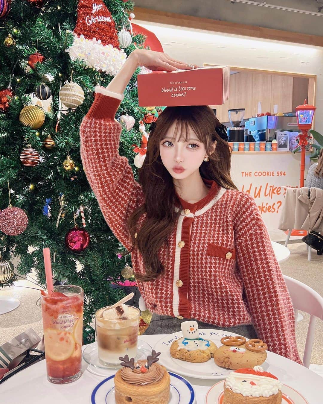 あやちゃんさんのインスタグラム写真 - (あやちゃんInstagram)「おっきいツリーがあるカフェ😍🎄❤️ 店内にツリーやプレゼントボックスがあってめちゃくちゃ可愛かった🎁今月のネイルも見てー💅✨クリスマスネイルだよ🎅🏻 オーナメントとばえるっ📷✩*°  ☕️新大久保から徒歩30秒だったよー！ ここ店内も広かった❤️ @the_cookie_594 🍪  #thecookie594 #thecookie594新大久保  #新大久保カフェ #新大久保グルメ #新大久保スイーツ #新大久保 #クリスマスカフェ #クリスマスコーデ #クリスマスメニュー #クリスマスクッキー #クリパ #赤コーデ」12月2日 22時55分 - aya.you.love.r