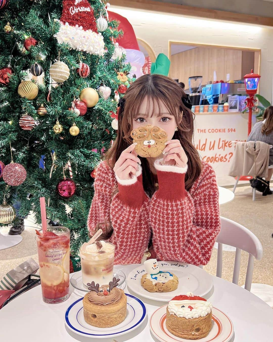 あやちゃんさんのインスタグラム写真 - (あやちゃんInstagram)「おっきいツリーがあるカフェ😍🎄❤️ 店内にツリーやプレゼントボックスがあってめちゃくちゃ可愛かった🎁今月のネイルも見てー💅✨クリスマスネイルだよ🎅🏻 オーナメントとばえるっ📷✩*°  ☕️新大久保から徒歩30秒だったよー！ ここ店内も広かった❤️ @the_cookie_594 🍪  #thecookie594 #thecookie594新大久保  #新大久保カフェ #新大久保グルメ #新大久保スイーツ #新大久保 #クリスマスカフェ #クリスマスコーデ #クリスマスメニュー #クリスマスクッキー #クリパ #赤コーデ」12月2日 22時55分 - aya.you.love.r