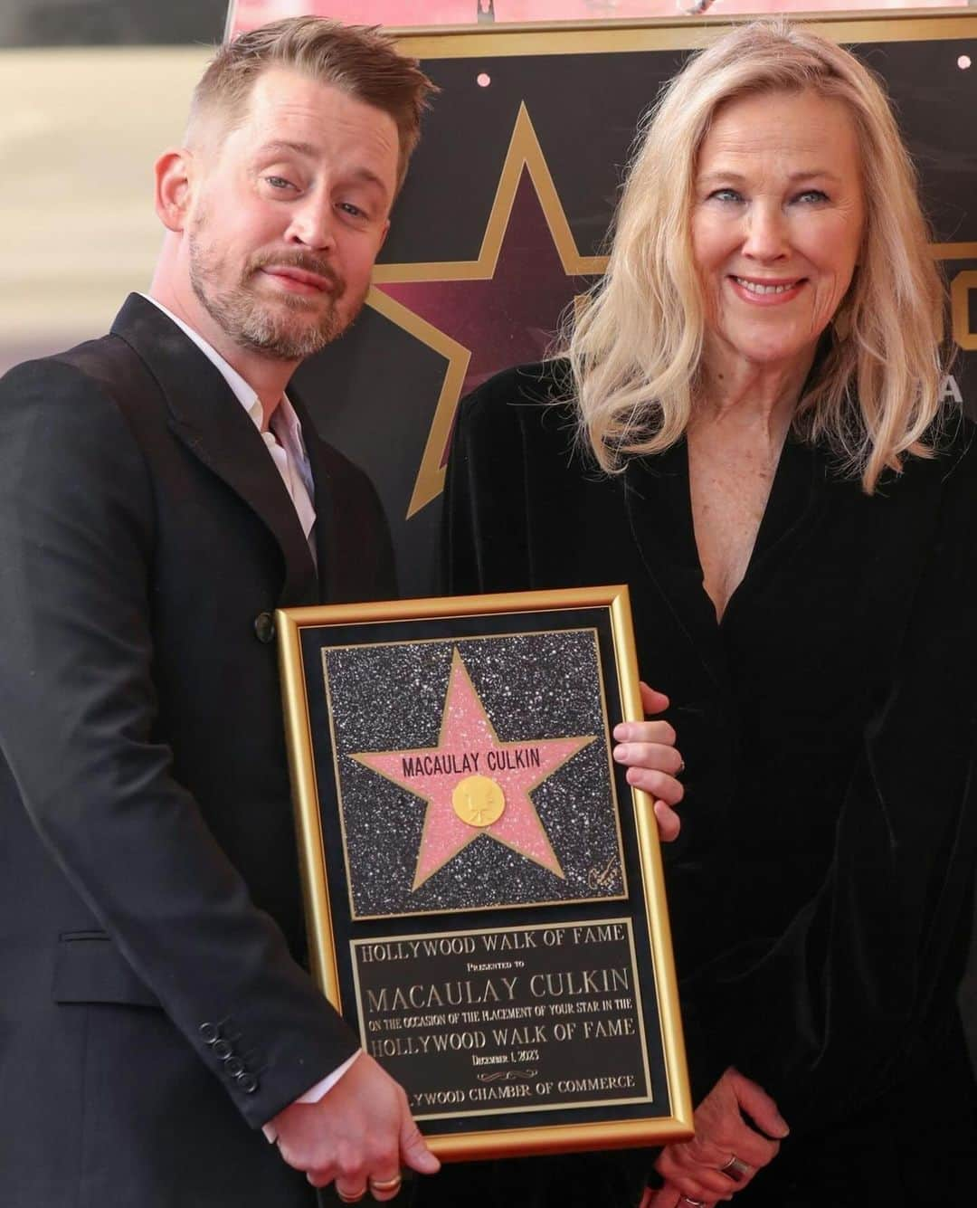 Blonde Saladのインスタグラム：「This is the reunion we deserved to celebrate Christmas season 🎄🏠 Macaulay Culkin received his star on the Hollywood Walk of Fame and for the special occasion was joined by “Home Alone” co-star Catherine O’Hara. His brother Kieran, girlfriend Brenda Song, and friend Paris Jackson also showed up to celebrate the actor.   📸 Getty   #HomeAlone #MacaulayCulkin #Reunion #Christmas #ChristmasMovie #TheBlondeSalad」