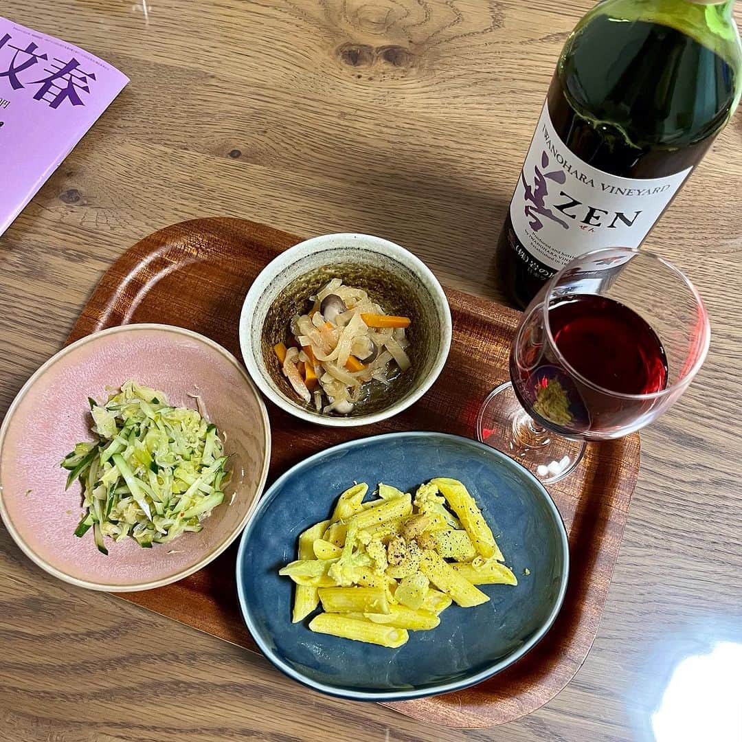 白石一文のインスタグラム：「家飲みワインはいつも「善」。京都ミスター餃子。青森のソウルフードだという高砂なべ焼うどん。#岩の原葡萄園」