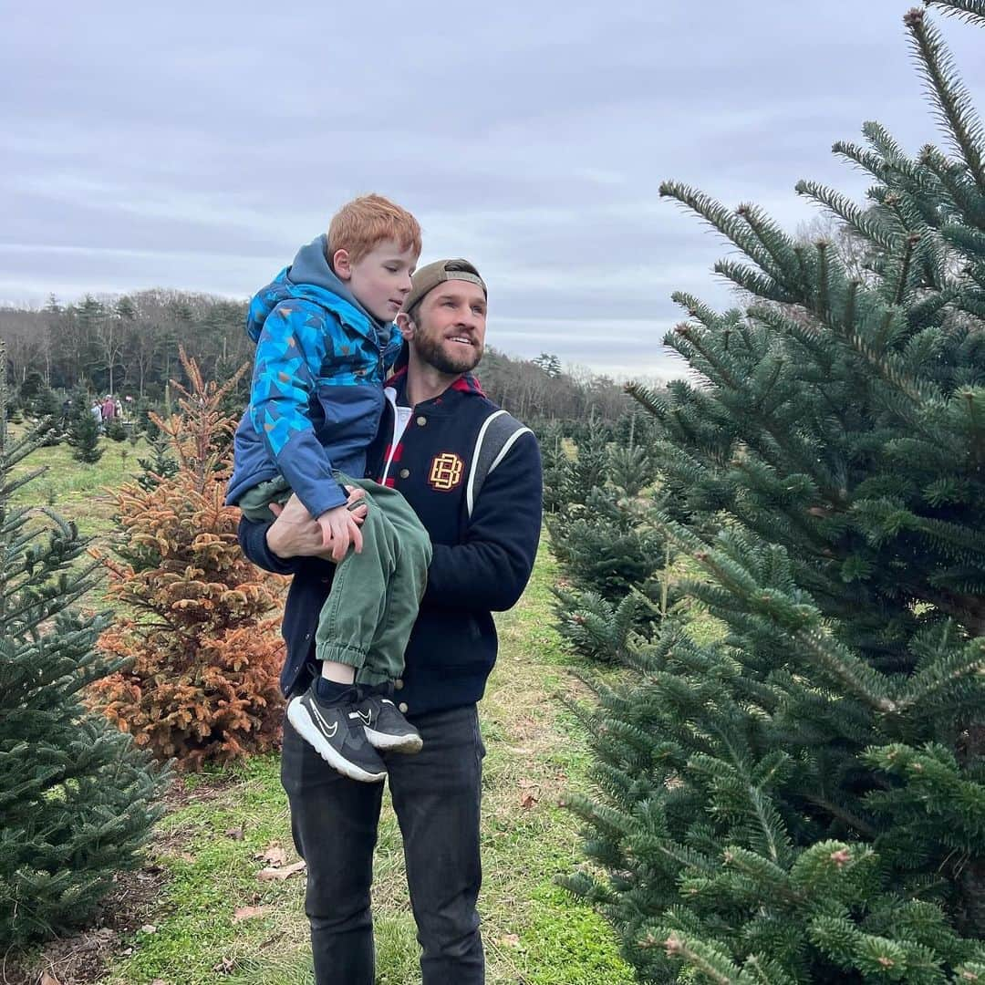 ブルックスブラザーズさんのインスタグラム写真 - (ブルックスブラザーズInstagram)「Christmas tree shopping is truly a team effort. (📸: @ClaybourneElder) #BrooksBrothers #VarsityJacket⁣」12月2日 23時10分 - brooksbrothers