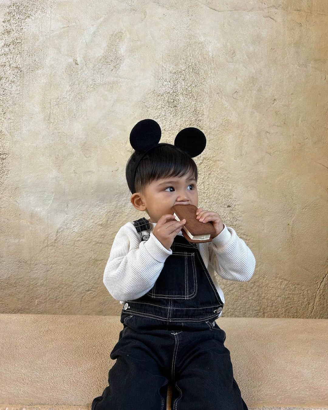 HARUEさんのインスタグラム写真 - (HARUEInstagram)「Hi,Mickey 🐭❤️  食いしん坊のレオンちゃま🤣  #2歳5ヶ月  #ディズニーシー #ミッキー #ディズニーコーデ #男の子コーデ」12月2日 23時02分 - harue0104