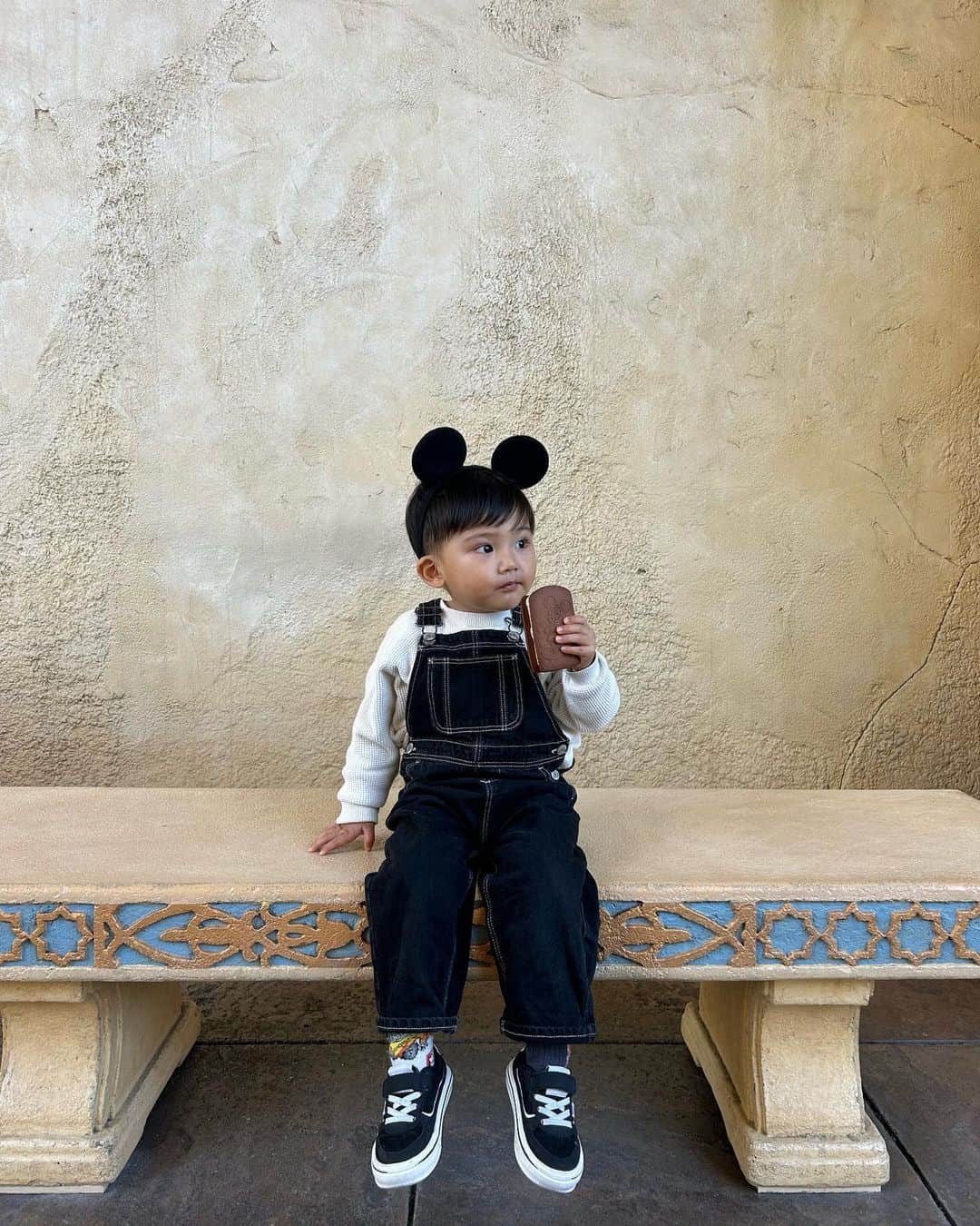 HARUEさんのインスタグラム写真 - (HARUEInstagram)「Hi,Mickey 🐭❤️  食いしん坊のレオンちゃま🤣  #2歳5ヶ月  #ディズニーシー #ミッキー #ディズニーコーデ #男の子コーデ」12月2日 23時02分 - harue0104