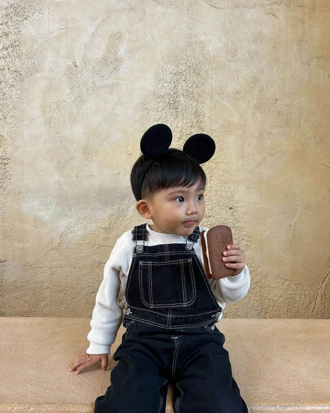 HARUEさんのインスタグラム写真 - (HARUEInstagram)「Hi,Mickey 🐭❤️  食いしん坊のレオンちゃま🤣  #2歳5ヶ月  #ディズニーシー #ミッキー #ディズニーコーデ #男の子コーデ」12月2日 23時02分 - harue0104