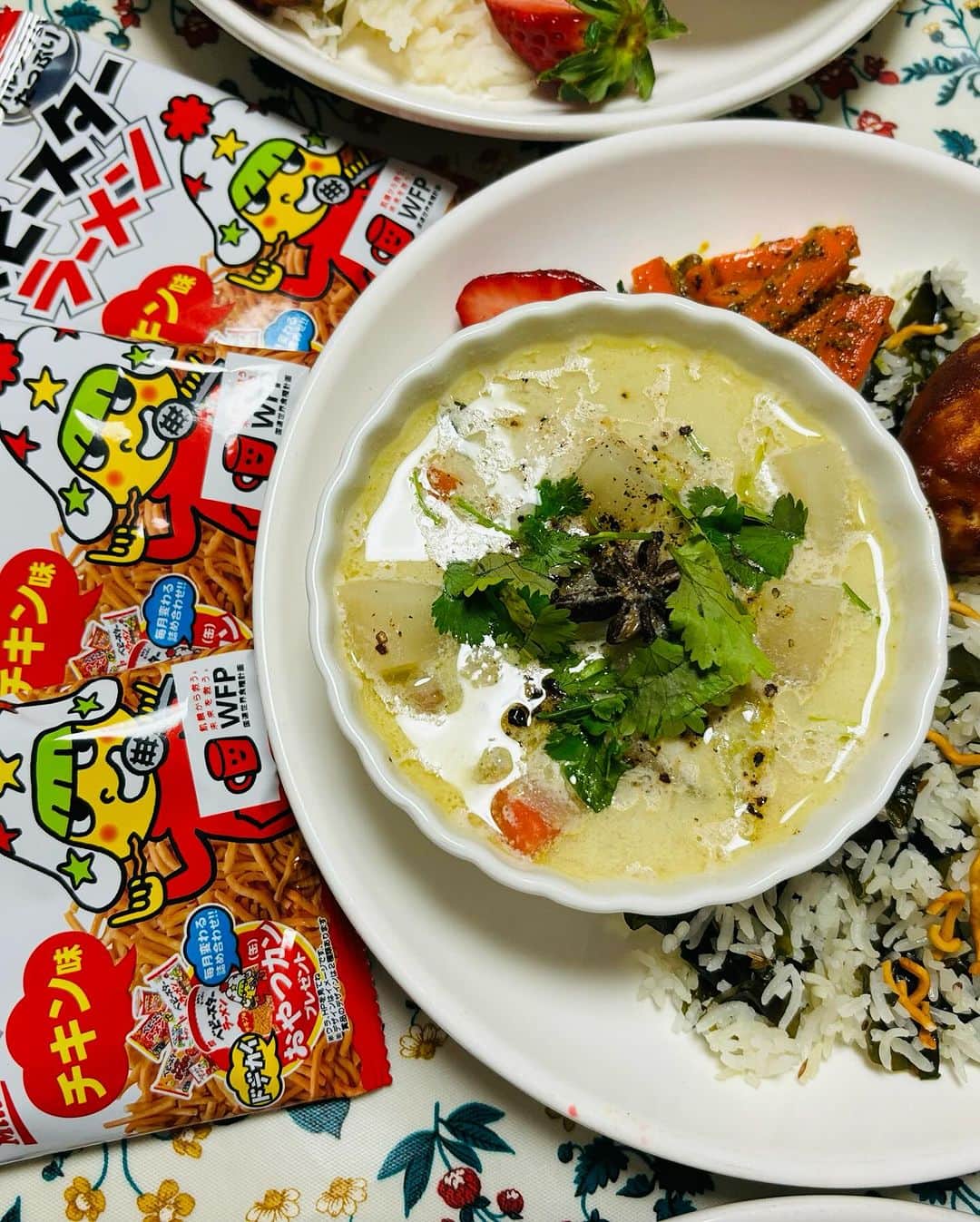 一条もんこさんのインスタグラム写真 - (一条もんこInstagram)「和風出汁のわかめのプラオにベビースターの食感と旨味がマッチ！ パパドのような感覚です😇パラパラのバスマティライスとポリポリ食感が癖になります❣️ #料理教室#SpiceLife#渋谷#カレー教室#イストゥ#インド料理#卵のパコラ#わかめのプラオ#新メニュー#創作料理#カレー#curry#スパイス#スパイス料理#スパイスカレー#おうちごはん#毎月40回開催#お問い合わせはxからお願いします#キャンセル待ち受付中#現在満席です#一条もんこ」12月2日 23時05分 - monko1215