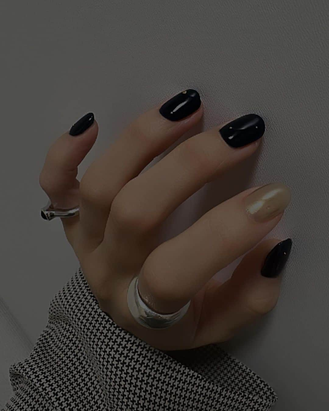 咲月美優さんのインスタグラム写真 - (咲月美優Instagram)「☽ . 10月nail 𓂃 𓈒𓏸🫐 . . 💅🏻 @epica_natsuki  . . . #nails #naildesign #ネイル #ネイルデザイン #秋ネイル #ネイビーカラー #ネイビーネイル #大人ネイル #シンプルネイル #おしゃれネイル #ワンカラーネイル #ネイルサロン大阪 #シルバーアクセサリー  .」12月2日 23時07分 - s.miyutyyy