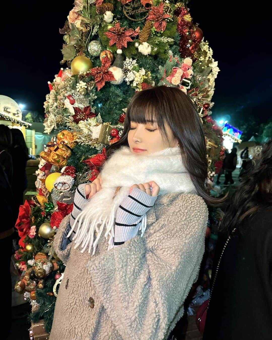 ききまるさんのインスタグラム写真 - (ききまるInstagram)「Xmas🎄 . 大学の友達と 今年初のクリスマスマーケットにいってきたよ♡🎅 こんなに大きいクリスマスマーケット初めて✨ @tokyochristmas . . 当日券もあるけど事前に入場券を買っておくとスムーズ‼︎ 1人1つマグカップがもらえて フードブースでそのマグカップに ホットドリンクを入れてもらえたよ🎅🍫 サンタのホットチョコレート可愛かった♡ . . 結構並んでて冷えるから防寒対策しっかりしていくのをオススメします🥶 マフラー、耳当て、帽子、ムートンブーツ、カイロ、手袋🧤 . 一足早くクリスマス感味わっちゃった〜😻🫶 . .  ✨その他詳細✨ 【イベント開催日程】 (日程) 11月23日(木・祝)~12月25日(月) (時間) 初日16:00~21:30 その他全日11:00~21:30 ラストオーダー21:00 (場所) 明治神宮外苑総合球技場 ※絵画館前の軟式野球場が会場になります。 (最寄駅) ・青山一丁目駅 ・外苑前駅 ・信濃町駅 ・国立競技場前駅  ーーーーーーー #今年は明治神宮外苑でクリスマスマーケット #pr #クリスマスマーケット　 #クリスマスマーケット巡り  #クリスマスコーデ  #クリスマスツリー  #クリスマスデート」12月2日 23時08分 - kikigram_97