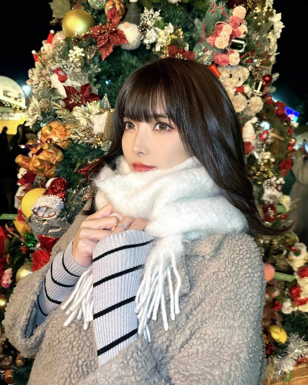 ききまるさんのインスタグラム写真 - (ききまるInstagram)「Xmas🎄 . 大学の友達と 今年初のクリスマスマーケットにいってきたよ♡🎅 こんなに大きいクリスマスマーケット初めて✨ @tokyochristmas . . 当日券もあるけど事前に入場券を買っておくとスムーズ‼︎ 1人1つマグカップがもらえて フードブースでそのマグカップに ホットドリンクを入れてもらえたよ🎅🍫 サンタのホットチョコレート可愛かった♡ . . 結構並んでて冷えるから防寒対策しっかりしていくのをオススメします🥶 マフラー、耳当て、帽子、ムートンブーツ、カイロ、手袋🧤 . 一足早くクリスマス感味わっちゃった〜😻🫶 . .  ✨その他詳細✨ 【イベント開催日程】 (日程) 11月23日(木・祝)~12月25日(月) (時間) 初日16:00~21:30 その他全日11:00~21:30 ラストオーダー21:00 (場所) 明治神宮外苑総合球技場 ※絵画館前の軟式野球場が会場になります。 (最寄駅) ・青山一丁目駅 ・外苑前駅 ・信濃町駅 ・国立競技場前駅  ーーーーーーー #今年は明治神宮外苑でクリスマスマーケット #pr #クリスマスマーケット　 #クリスマスマーケット巡り  #クリスマスコーデ  #クリスマスツリー  #クリスマスデート」12月2日 23時08分 - kikigram_97