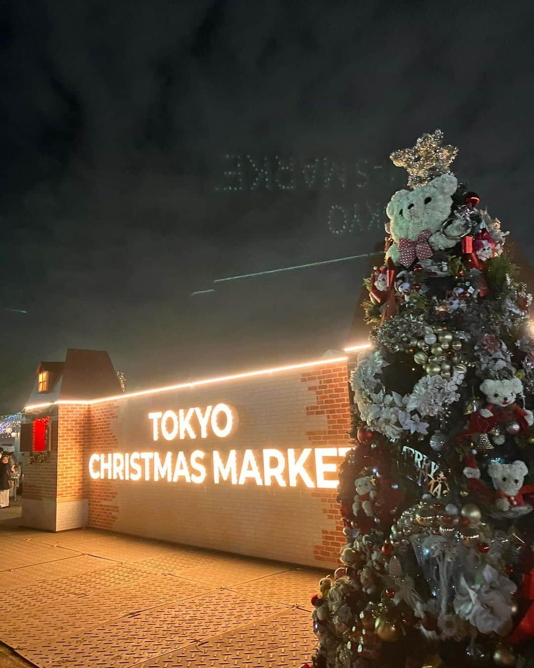 ききまるさんのインスタグラム写真 - (ききまるInstagram)「Xmas🎄 . 大学の友達と 今年初のクリスマスマーケットにいってきたよ♡🎅 こんなに大きいクリスマスマーケット初めて✨ @tokyochristmas . . 当日券もあるけど事前に入場券を買っておくとスムーズ‼︎ 1人1つマグカップがもらえて フードブースでそのマグカップに ホットドリンクを入れてもらえたよ🎅🍫 サンタのホットチョコレート可愛かった♡ . . 結構並んでて冷えるから防寒対策しっかりしていくのをオススメします🥶 マフラー、耳当て、帽子、ムートンブーツ、カイロ、手袋🧤 . 一足早くクリスマス感味わっちゃった〜😻🫶 . .  ✨その他詳細✨ 【イベント開催日程】 (日程) 11月23日(木・祝)~12月25日(月) (時間) 初日16:00~21:30 その他全日11:00~21:30 ラストオーダー21:00 (場所) 明治神宮外苑総合球技場 ※絵画館前の軟式野球場が会場になります。 (最寄駅) ・青山一丁目駅 ・外苑前駅 ・信濃町駅 ・国立競技場前駅  ーーーーーーー #今年は明治神宮外苑でクリスマスマーケット #pr #クリスマスマーケット　 #クリスマスマーケット巡り  #クリスマスコーデ  #クリスマスツリー  #クリスマスデート」12月2日 23時08分 - kikigram_97