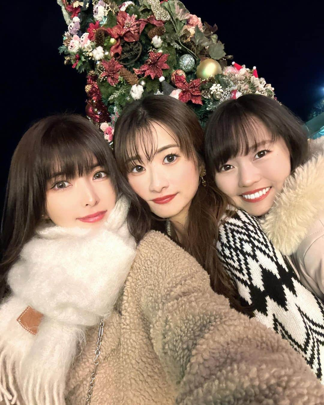 ききまるさんのインスタグラム写真 - (ききまるInstagram)「Xmas🎄 . 大学の友達と 今年初のクリスマスマーケットにいってきたよ♡🎅 こんなに大きいクリスマスマーケット初めて✨ @tokyochristmas . . 当日券もあるけど事前に入場券を買っておくとスムーズ‼︎ 1人1つマグカップがもらえて フードブースでそのマグカップに ホットドリンクを入れてもらえたよ🎅🍫 サンタのホットチョコレート可愛かった♡ . . 結構並んでて冷えるから防寒対策しっかりしていくのをオススメします🥶 マフラー、耳当て、帽子、ムートンブーツ、カイロ、手袋🧤 . 一足早くクリスマス感味わっちゃった〜😻🫶 . .  ✨その他詳細✨ 【イベント開催日程】 (日程) 11月23日(木・祝)~12月25日(月) (時間) 初日16:00~21:30 その他全日11:00~21:30 ラストオーダー21:00 (場所) 明治神宮外苑総合球技場 ※絵画館前の軟式野球場が会場になります。 (最寄駅) ・青山一丁目駅 ・外苑前駅 ・信濃町駅 ・国立競技場前駅  ーーーーーーー #今年は明治神宮外苑でクリスマスマーケット #pr #クリスマスマーケット　 #クリスマスマーケット巡り  #クリスマスコーデ  #クリスマスツリー  #クリスマスデート」12月2日 23時08分 - kikigram_97