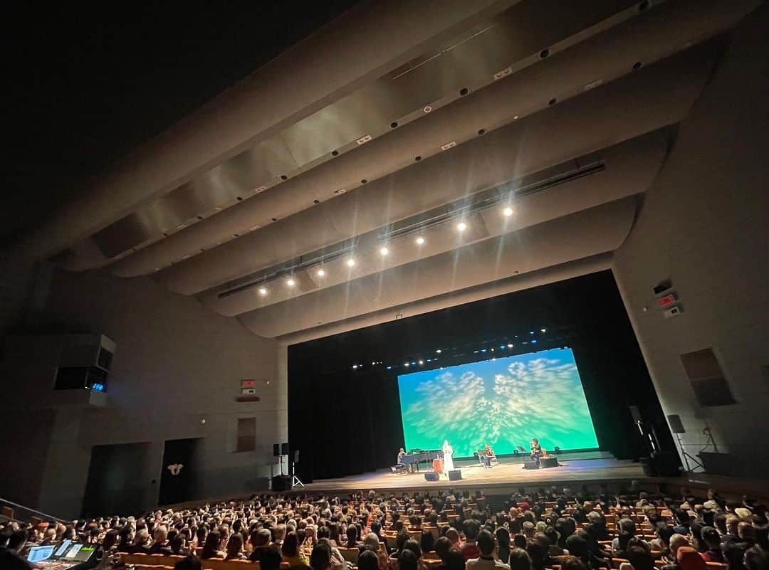 半崎美子さんのインスタグラム写真 - (半崎美子Instagram)「茨城県神栖市文化センターへご来場頂いた皆様、本当にありがとうございました！ 隅々まで繋がっている実感。静かな結びつき。集えた喜びと共に。 アンコール後の皆様の歓声や拍手に、名残を惜しみながら舞台をあとにしました。来年1月、茨城県龍ケ崎市へ歌いにいけること、益々楽しみです。 本田美奈子.さんのご縁で「地球へ」のジャケットを担当したパステル画家の辻友紀子さんにお会いできました🌏そして愛しき音楽家の皆様と♪  #神栖市文化センター #ミトカツユキ #和田建一郎 #雨宮麻未子 #半崎美子 #地球へ」12月2日 23時18分 - yoshikohanzaki