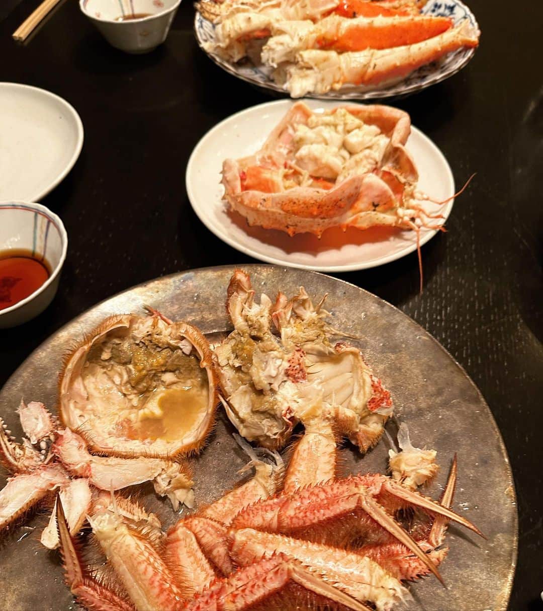 二ノ宮知子さんのインスタグラム写真 - (二ノ宮知子Instagram)「カニをいただきました🦀！！ 北海道直送のタラバに毛蟹。大変美味しゅうございました。」12月2日 23時11分 - tomokoninomiyaa