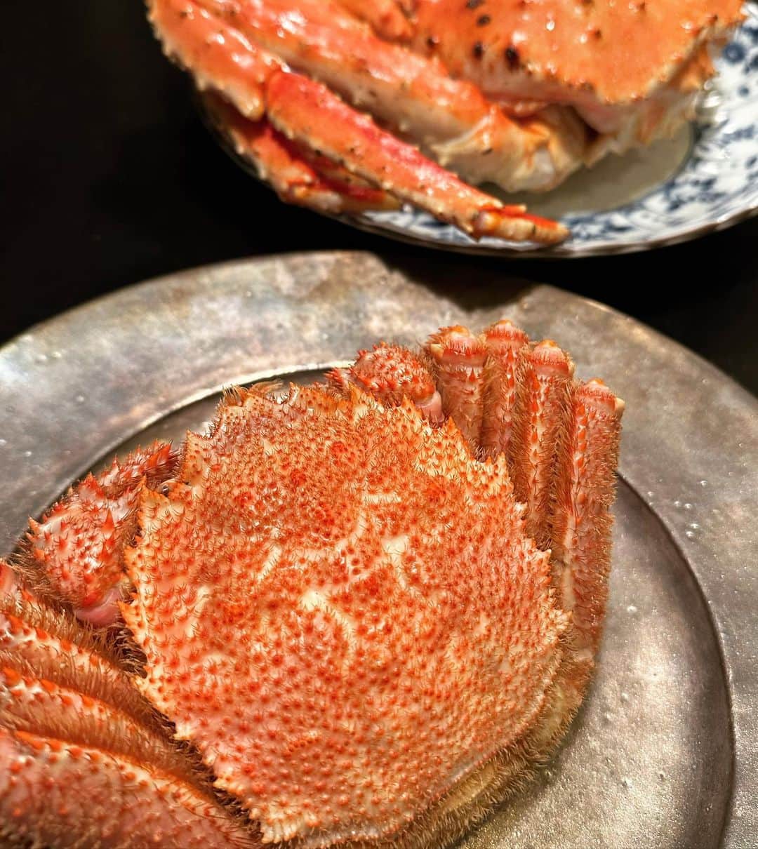 二ノ宮知子さんのインスタグラム写真 - (二ノ宮知子Instagram)「カニをいただきました🦀！！ 北海道直送のタラバに毛蟹。大変美味しゅうございました。」12月2日 23時11分 - tomokoninomiyaa