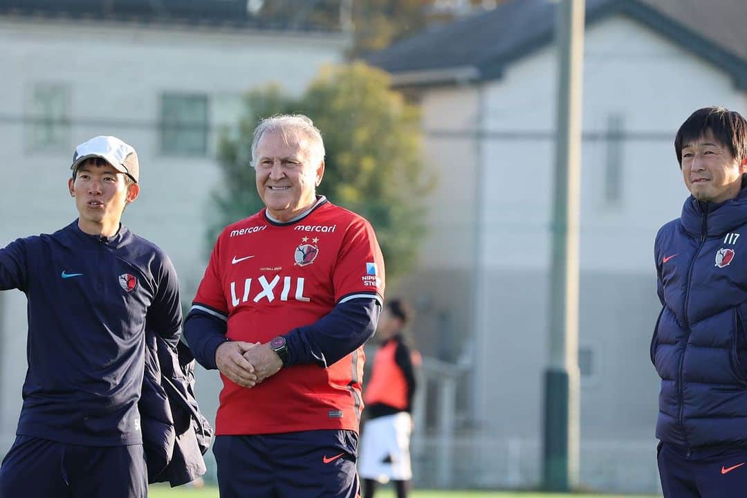 ジーコさんのインスタグラム写真 - (ジーコInstagram)「Um dia muito especial de uma Clinica de Futebol do @kashima.antlers, realizada na filial Kashima Tsukuba. Participaram meu 3 ex jogadores do Kashima e da Seleção Japonesa, Nakata Koji, Motoyama e Narahashi. Presença alegre e com muita energia dos pais, mães junto com as crianças. Feliz de poder ajudar a proporcionar dias assim para as famílias japonesas. Vamos em frente」12月2日 23時13分 - zico