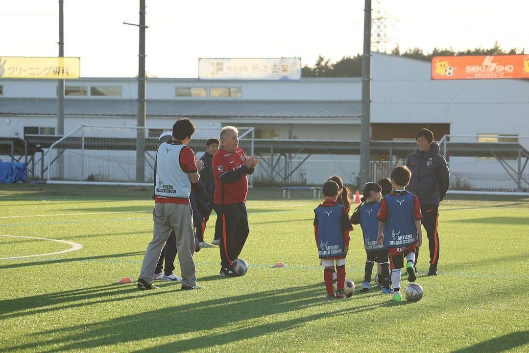 ジーコさんのインスタグラム写真 - (ジーコInstagram)「Um dia muito especial de uma Clinica de Futebol do @kashima.antlers, realizada na filial Kashima Tsukuba. Participaram meu 3 ex jogadores do Kashima e da Seleção Japonesa, Nakata Koji, Motoyama e Narahashi. Presença alegre e com muita energia dos pais, mães junto com as crianças. Feliz de poder ajudar a proporcionar dias assim para as famílias japonesas. Vamos em frente」12月2日 23時13分 - zico