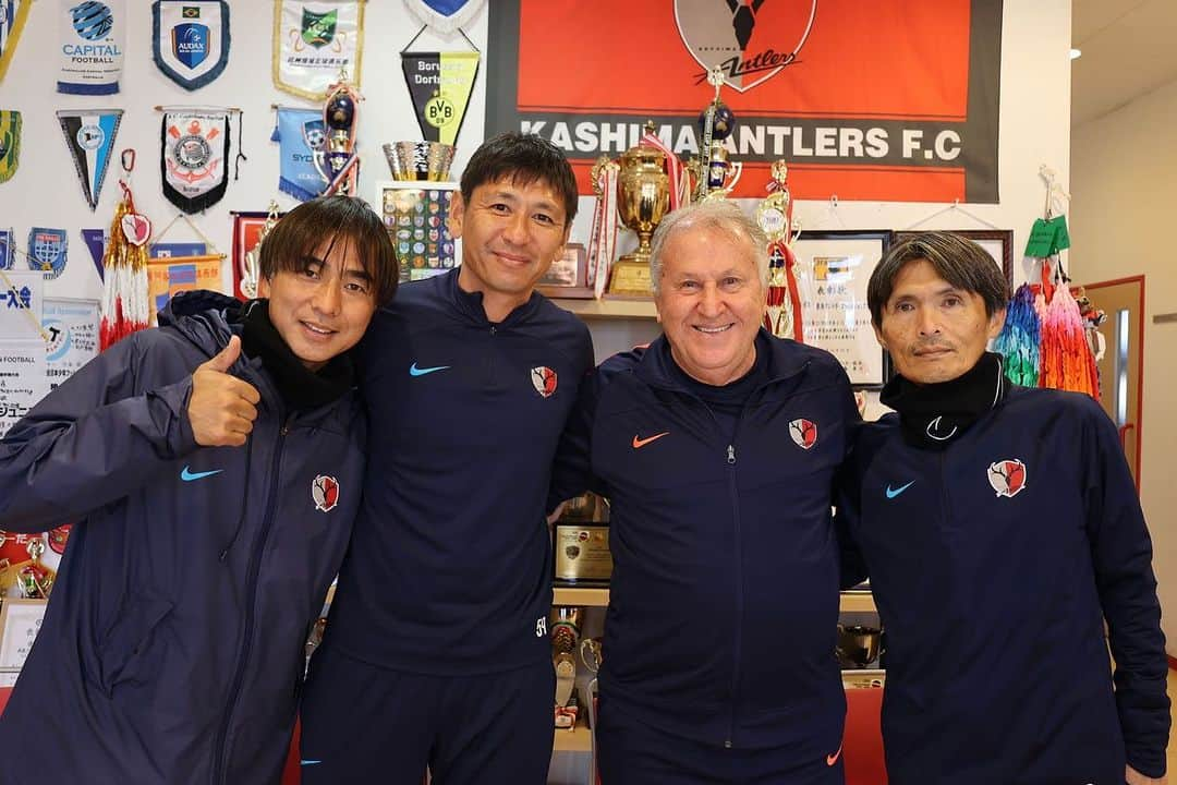 ジーコさんのインスタグラム写真 - (ジーコInstagram)「Um dia muito especial de uma Clinica de Futebol do @kashima.antlers, realizada na filial Kashima Tsukuba. Participaram meu 3 ex jogadores do Kashima e da Seleção Japonesa, Nakata Koji, Motoyama e Narahashi. Presença alegre e com muita energia dos pais, mães junto com as crianças. Feliz de poder ajudar a proporcionar dias assim para as famílias japonesas. Vamos em frente」12月2日 23時13分 - zico