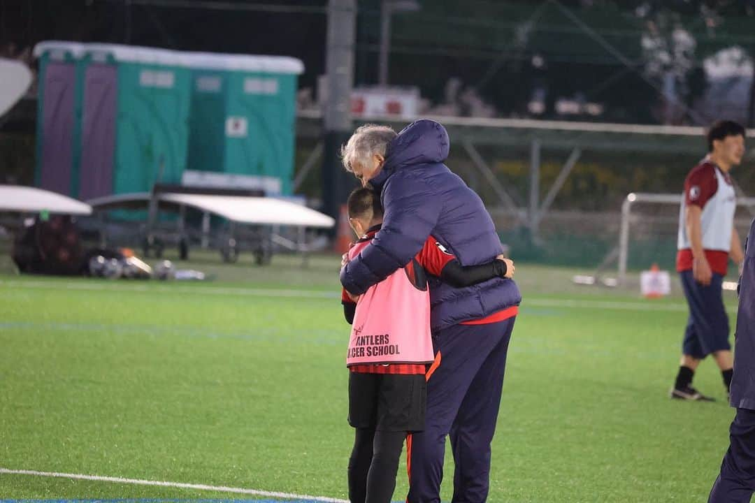 ジーコさんのインスタグラム写真 - (ジーコInstagram)「Um dia muito especial de uma Clinica de Futebol do @kashima.antlers, realizada na filial Kashima Tsukuba. Participaram meu 3 ex jogadores do Kashima e da Seleção Japonesa, Nakata Koji, Motoyama e Narahashi. Presença alegre e com muita energia dos pais, mães junto com as crianças. Feliz de poder ajudar a proporcionar dias assim para as famílias japonesas. Vamos em frente」12月2日 23時13分 - zico