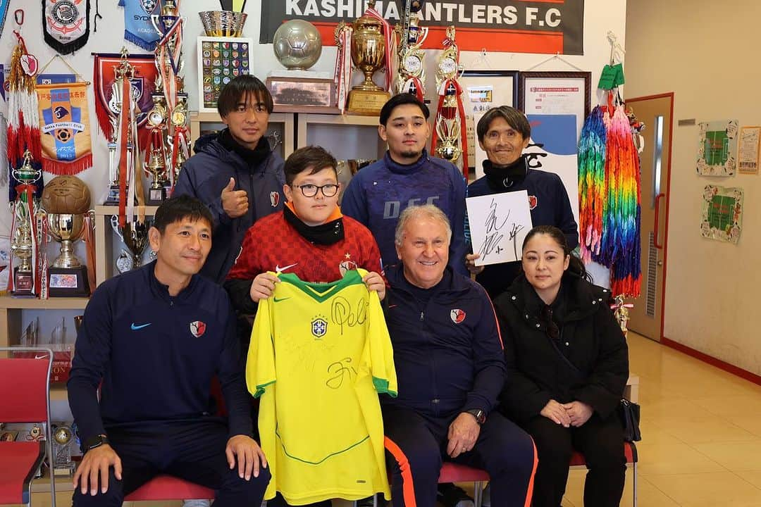 ジーコさんのインスタグラム写真 - (ジーコInstagram)「Um dia muito especial de uma Clinica de Futebol do @kashima.antlers, realizada na filial Kashima Tsukuba. Participaram meu 3 ex jogadores do Kashima e da Seleção Japonesa, Nakata Koji, Motoyama e Narahashi. Presença alegre e com muita energia dos pais, mães junto com as crianças. Feliz de poder ajudar a proporcionar dias assim para as famílias japonesas. Vamos em frente」12月2日 23時13分 - zico