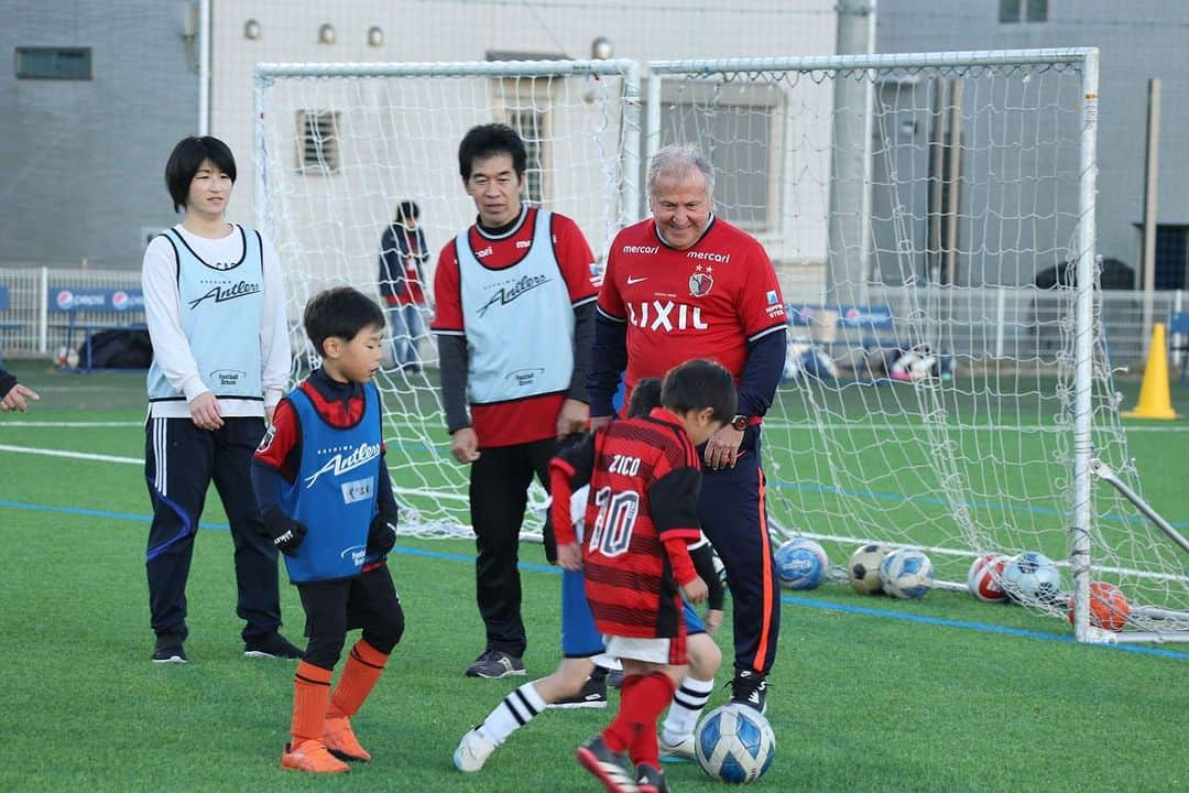 ジーコさんのインスタグラム写真 - (ジーコInstagram)「Um dia muito especial de uma Clinica de Futebol do @kashima.antlers, realizada na filial Kashima Tsukuba. Participaram meu 3 ex jogadores do Kashima e da Seleção Japonesa, Nakata Koji, Motoyama e Narahashi. Presença alegre e com muita energia dos pais, mães junto com as crianças. Feliz de poder ajudar a proporcionar dias assim para as famílias japonesas. Vamos em frente」12月2日 23時13分 - zico