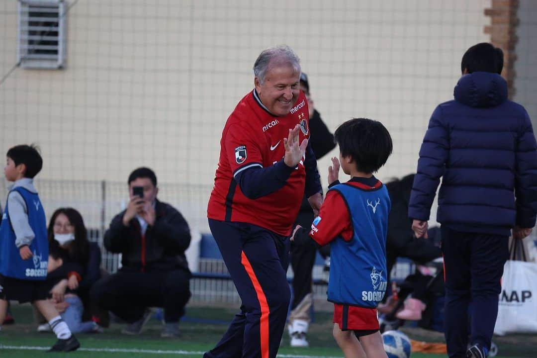 ジーコさんのインスタグラム写真 - (ジーコInstagram)「Um dia muito especial de uma Clinica de Futebol do @kashima.antlers, realizada na filial Kashima Tsukuba. Participaram meu 3 ex jogadores do Kashima e da Seleção Japonesa, Nakata Koji, Motoyama e Narahashi. Presença alegre e com muita energia dos pais, mães junto com as crianças. Feliz de poder ajudar a proporcionar dias assim para as famílias japonesas. Vamos em frente」12月2日 23時13分 - zico